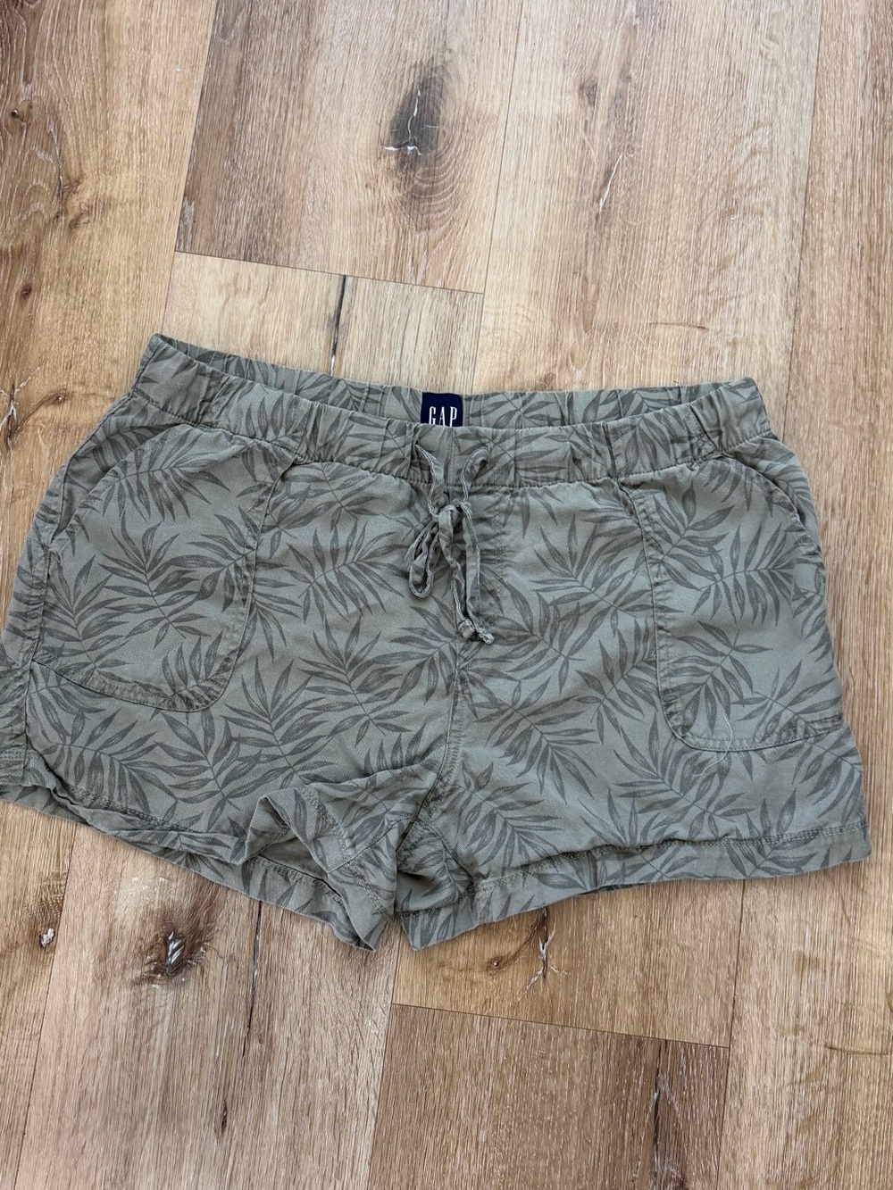 GAP Olive Leaf-Print Drawstring Lounge Shorts